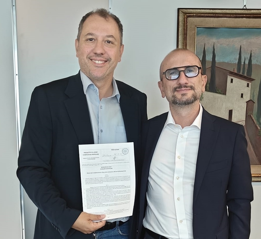 L’Assessore regionale Gianluca Comazzi sostiene la raccolta firme di Confesercenti per la rigenerazione urbana del commercio di prossimità