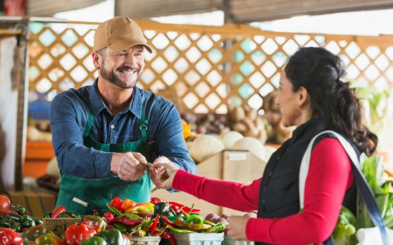 Woman-buying-fruit-at-farmers-market